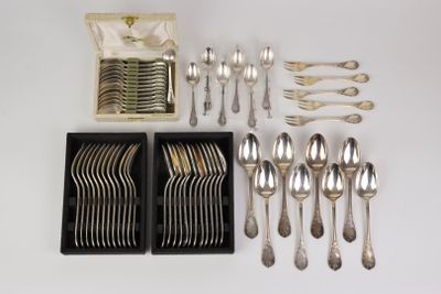 beaucoup d'argenterie dans une boîte sur une table