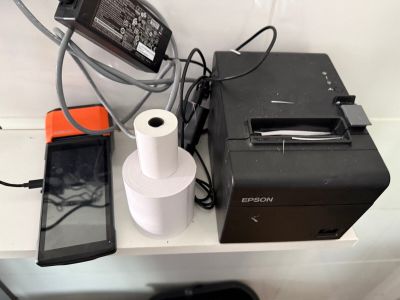 une photo d'une imprimante et d'un téléphone portable posés sur une table