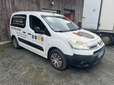 une camionnette blanche garée devant un bâtiment
