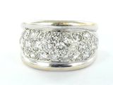une image d'une bague en diamant sur fond blanc