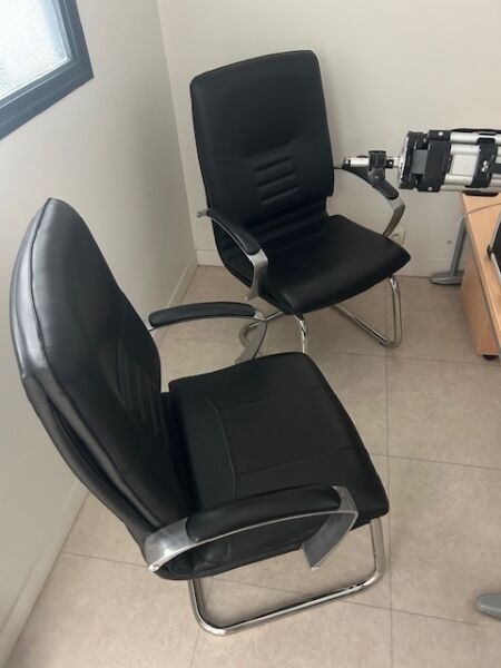 Une paire de fauteuils visiteur en similicuir noir et struct…