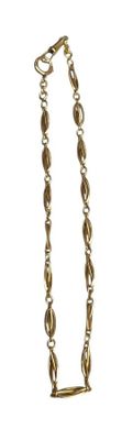 collier composé de perles métalliques avec un fermoir doré sur fond blanc