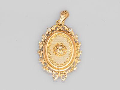 une serrure en or ornée d'une tête de lion