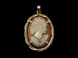 un pendentif en camée d'or et de coquillage représentant le profil d'une femme