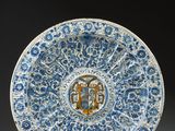 une assiette bleue et blanche ornée d'un motif