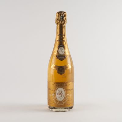 gros plan d'une bouteille de champagne sur fond blanc