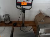 une image représentant une balance posée sur une table en bois