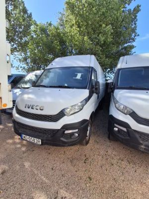deux camionnettes blanches garées l'une à côté de l'autre dans un parking