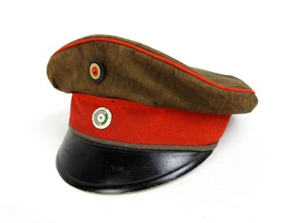 un chapeau marron avec une bordure rouge sur fond blanc