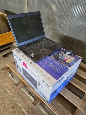 un ordinateur portable posé sur une boîte, elle-même posée sur une palette