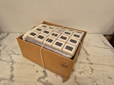 une boîte en carton contenant tout un tas de sous-verres