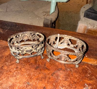 deux bols en métal posés sur une table en bois