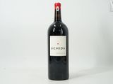 la bouteille de vin rouge est posée sur la table