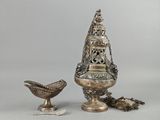 deux vases en argent posés l'un à côté de l'autre sur une table
