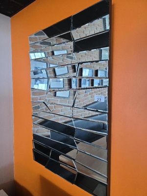 un miroir accroché au mur d'une pièce