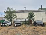 trois voitures garées les unes à côté des autres devant un immeuble