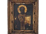un vieux tableau représentant un homme tenant un livre, dans un cadre en bois