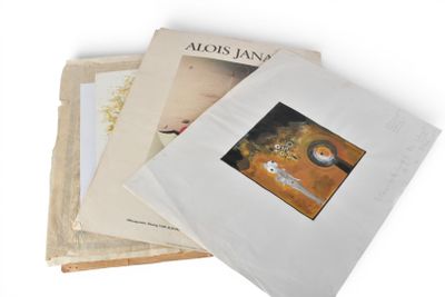 trois livres sont empilés sur une surface blanche