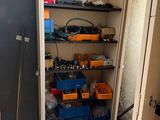 une photo d'une pièce avec un réfrigérateur et une étagère remplie d'outils
