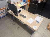 un bureau sur lequel se trouvent deux ordinateurs et un clavier
