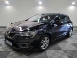 la voiture noire est garée sur un sol en damier dans le garage