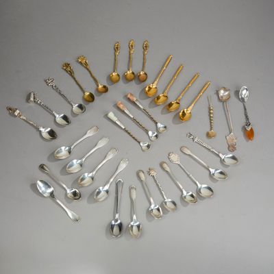 de nombreuses cuillères et fourchettes disposées en cercle sur la table