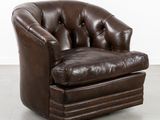 une photo d'un fauteuil en cuir marron dans une pièce blanche