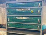une pile de cartons posée sur un chariot métallique