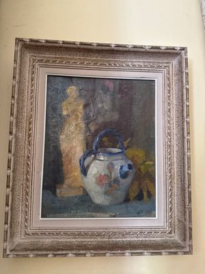 un tableau représentant un chat et un vase accroché au mur