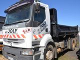 un camion blanc garé dans l'herbe
