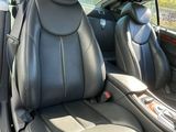 l'intérieur d'une voiture avec des sièges en cuir noir et une console centrale