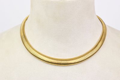 gros plan d'un collier en or sur un mannequin