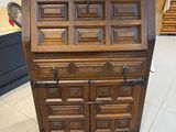 une photo d'une commode en bois dans un magasin
