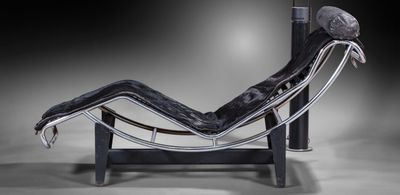 une image représentant une photo en noir et blanc d'une chaise longue