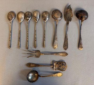 beaucoup de cuillères et de petites cuillères posées sur une table