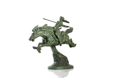 statue représentant un homme à cheval, avec une lance sur le dos