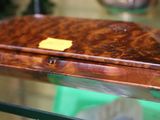 une table en verre sur laquelle est posée une boîte en bois