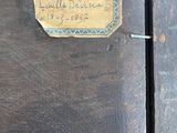 une boîte en bois avec une étiquette posée sur une table