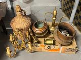 un grand nombre d'objets posés sur une table