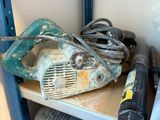 de nombreux outils posés sur une étagère dans une pièce