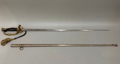 une épée et une épée à la poignée dorée sur un fond blanc