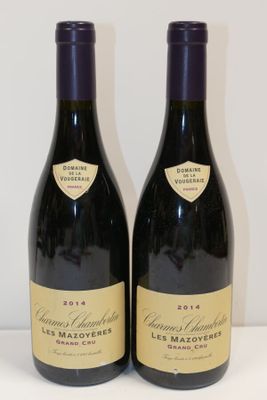 deux bouteilles de vin posées sur une table l'une à côté de l'autre