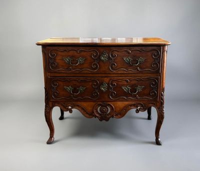 une commode ancienne avec un plateau en marbre posée sur un socle