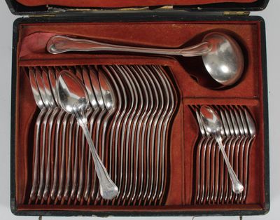 l'argenterie dans un coffret avec des cuillères et des cuillères à l'intérieur