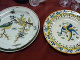 deux assiettes ornées d'oiseaux, posées sur une table