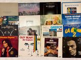 de nombreuses affiches de films différentes accrochées au mur d'une pièce