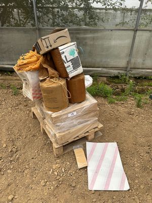 une pile de cartons posée sur une pile de carton