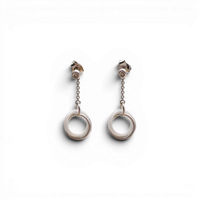 une paire de boucles d'oreilles sur fond blanc