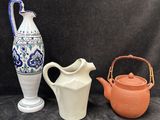 deux vases et une théière posés les uns à côté des autres sur une table
