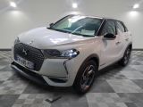 l'avant d'une voiture blanche est garé dans une pièce